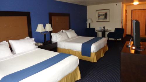 Voodi või voodid majutusasutuse Holiday Inn Express & Suites New Buffalo, MI by IHG toas