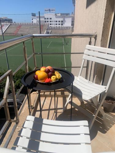 einen Obstteller auf einem Tisch auf einem Balkon in der Unterkunft Sofia appartement N24 in Essaouira