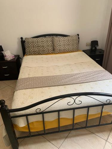 ein Bett mit schwarzem Rahmen und weißer Matratze in der Unterkunft Sofia appartement N24 in Essaouira