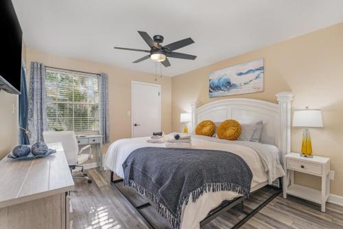 Un dormitorio con una cama con ventilador de techo. en Peaceful 2Bd 2Bth Pondside Condo - MaryEtta, en Melbourne