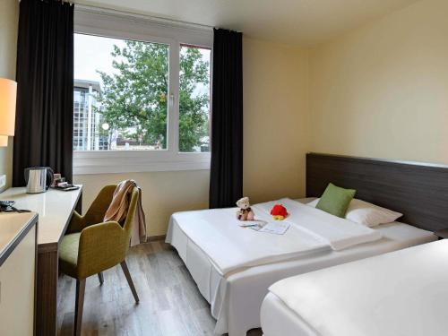 Кровать или кровати в номере Mercure Hotel Köln West