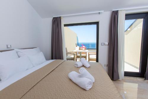 ein Schlafzimmer mit einem großen Bett, auf dem Handtücher liegen in der Unterkunft Luxury Aparthotel in Makarska