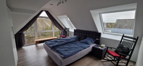 Postel nebo postele na pokoji v ubytování Luxuriöse Maisonette Wohnung mit Whirlpool und Weitblick im Kurviertel von Bad Salzuflen