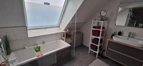 Koupelna v ubytování Luxuriöse Maisonette Wohnung mit Whirlpool und Weitblick im Kurviertel von Bad Salzuflen