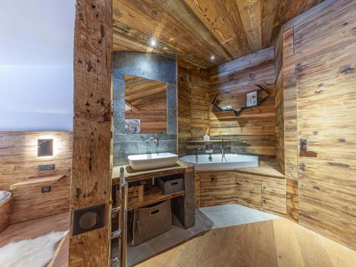Appartement raffiné avec cheminée, balnéo et Wi-Fi à Val-d’Isère - FR-1-694-44 photo 3