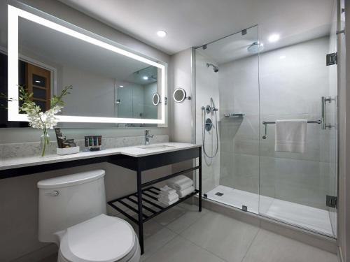 Ванная комната в The Novotel Toronto Centre