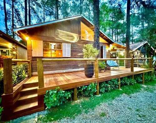 イトゥーにあるChalé Veraneio-Itú-SP Vista para o lago Camping Carrionの木造の小屋