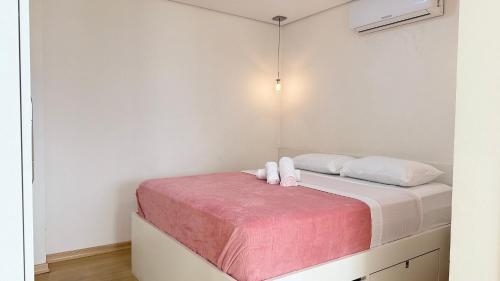 Un dormitorio con una cama con dos toallas encima. en ASA | Premier Sunset | Piscina | Oktoberfest, en Blumenau