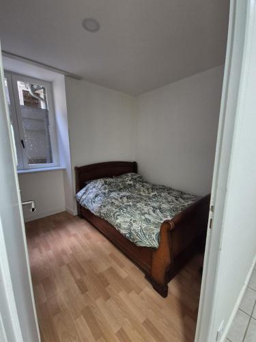 a small bedroom with a bed and a window at Le Battant in downtown Besançon in Besançon