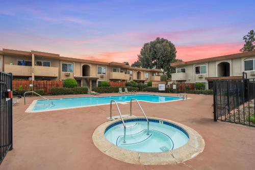 Πισίνα στο ή κοντά στο Entire Private 2BR-1Bth King Bed, Pool, HotTub, 2 Parkings, Mira Mesa, Available Now