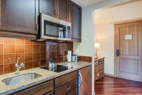 Kuchyň nebo kuchyňský kout v ubytování 3022 Studio Getaway in Suncadia with Spa, Ski, Golf, Hike & More!