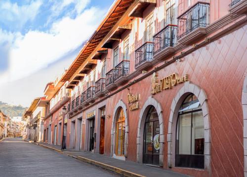 een rij gebouwen aan de zijkant van een straat bij Hotel Central Teziutlan in Teziutlán