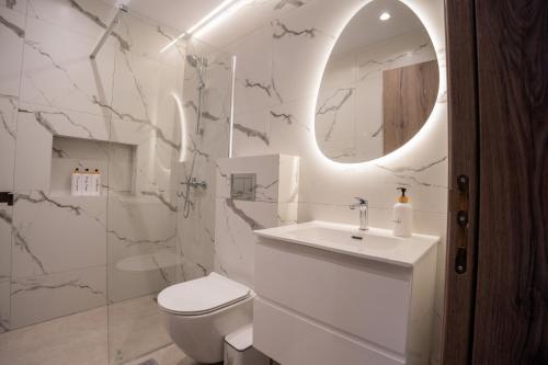 Et badeværelse på Raise Cityscape Limassol Suites