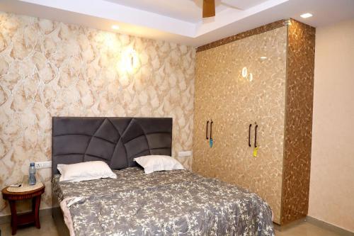 Una cama o camas en una habitación de Stella Homestay- Near Yashobhoomi