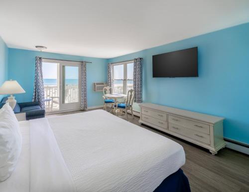 Una cama o camas en una habitación de Drifting Sands Oceanfront Hotel