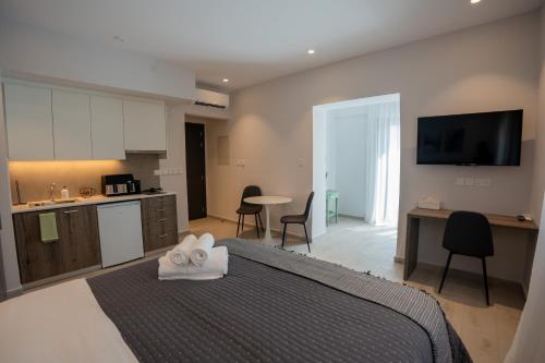 En eller flere senge i et værelse på Raise Cityscape Limassol Suites