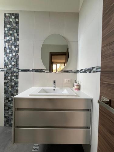 a bathroom with a sink and a mirror at Hotel Arupo Residence in Tababela