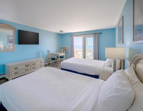 Una cama o camas en una habitación de Drifting Sands Oceanfront Hotel