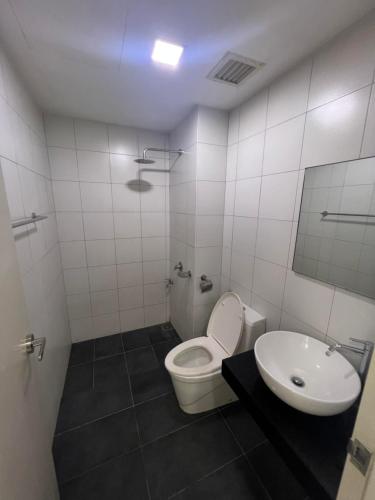 クアラルンプールにあるChambers Residence KL By Blue Door Suiteのトイレと洗面台付きのバスルーム