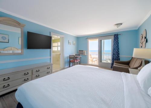 Una cama o camas en una habitación de Drifting Sands Oceanfront Hotel