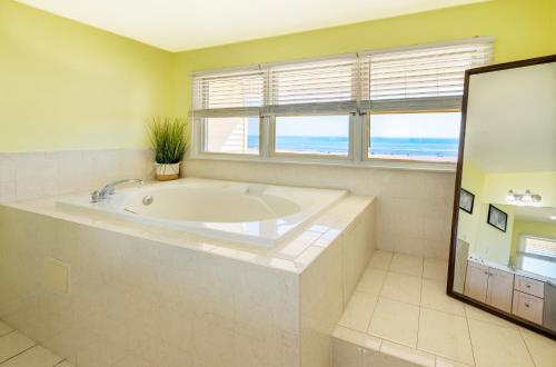 Un baño de Drifting Sands Oceanfront Hotel