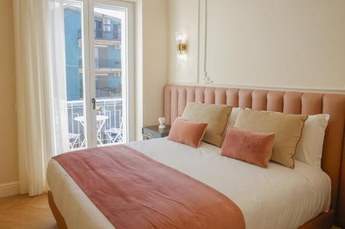 Postel nebo postele na pokoji v ubytování SOFIA Suites & Rooms