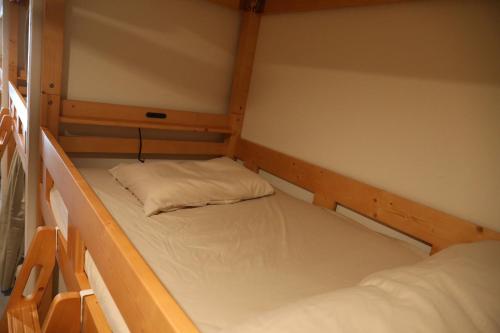 糸島市にある2-times,Dormitory Hotel - Vacation STAY 39269vの二段ベッドが2つある小さな部屋