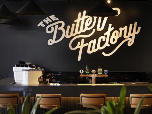 a restaurant with a sign that reads the bullpen lobby at Mantra Traralgon in Traralgon
