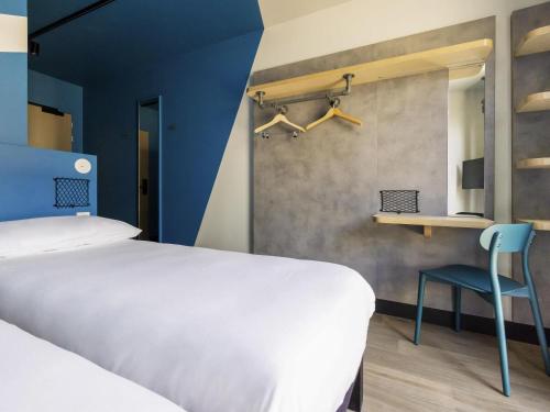 Giường trong phòng chung tại ibis Budget La Rochelle Centre gare