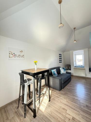 un salon avec une table et un canapé dans l'établissement Ty Glas des Abers, à Lannilis