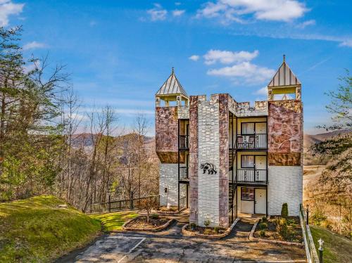 una casa con una torre en una colina en Mountain Views at Dolly's Castle Unit 4, en Sevierville