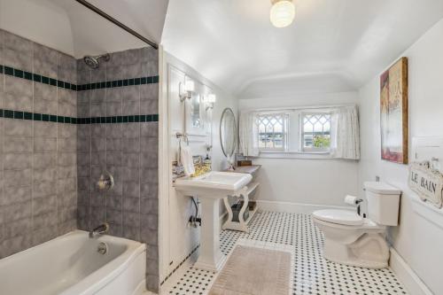 a bathroom with a sink and a toilet and a tub at The Cooperhouse in Independence