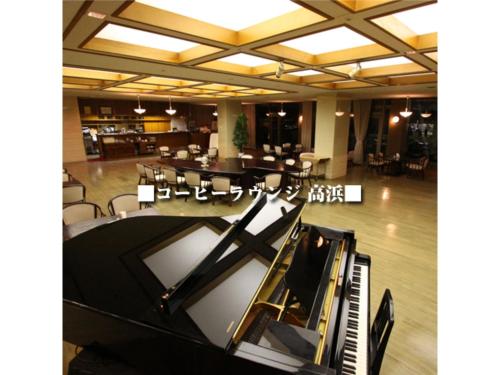 a room with a piano and a table and chairs at Yahatakan - Vacation STAY 99633v in Sado