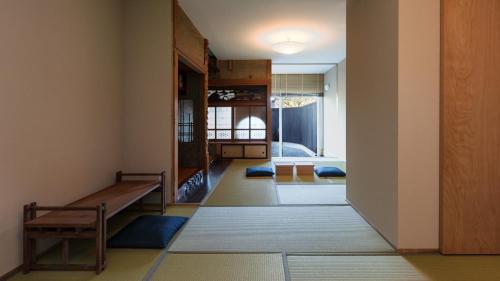Zimmer mit einem Flur mit einem Bett und einem Tisch in der Unterkunft Seclusion in Goshogawara - Vacation STAY 01356v in Goshogawara