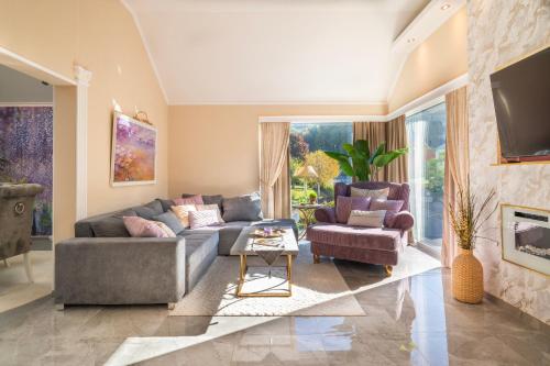 un soggiorno con un divano e due poltrone di Spacious 3 Bedroom Home with Terrace and Free Parking a Walferdange