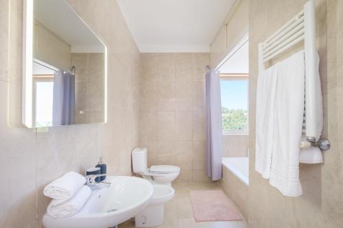 Bilik mandi di Villa 7BR & 7BA with Pool & Backyard in a Prime Location!