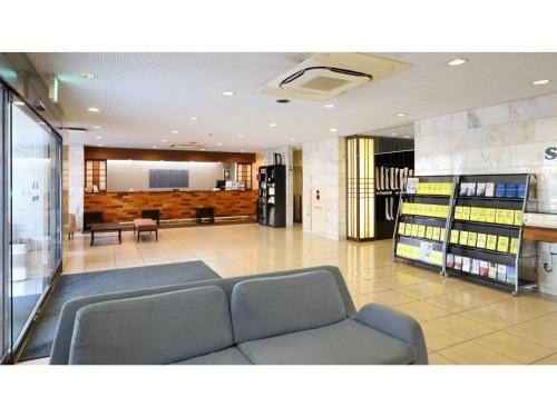 東京にあるSmile Hotel Tokyo Ayase Ekimae - Vacation STAY 14741vの店内のソファー付き待合室