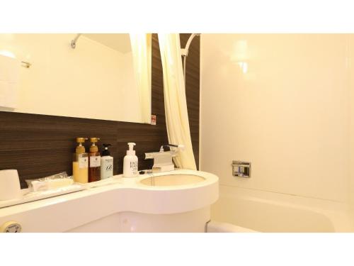 東京にあるSmile Hotel Tokyo Ayase Ekimae - Vacation STAY 14744vの洗面台、トイレ、鏡のあるバスルーム