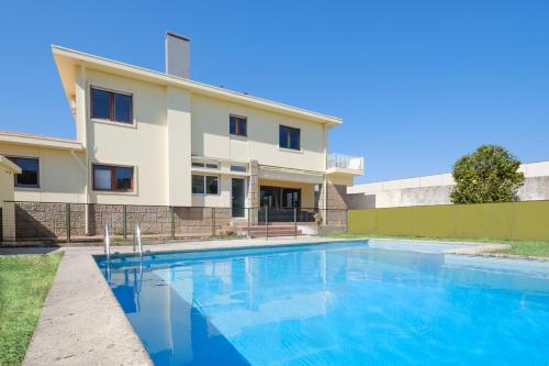 a swimming pool in front of a house at Villa 7BR & 7BA with Pool & Backyard in a Prime Location! in Vila Nova de Gaia