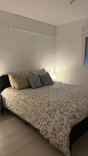 a bed in a white room with a large bed at Chalet con piscina dogfriendly - alojamiento entero in Algar de Palancia