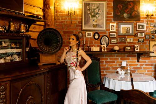 a woman in a white dress standing in a room at RetroHouse -wypoczynek bez dzieci-Zadzwoń ! in Reda