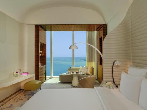 Postel nebo postele na pokoji v ubytování Fairmont Doha