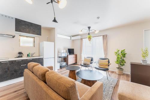 ein Wohnzimmer mit Sofa und Tisch in der Unterkunft S-flat Kohama - Vacation STAY 20282 in Osaka