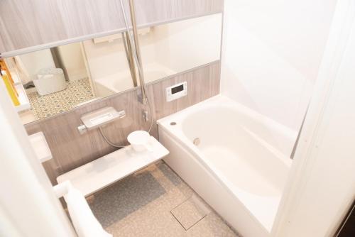 ein Badezimmer mit einer weißen Toilette und einem Waschbecken in der Unterkunft S-flat Kohama - Vacation STAY 20285 in Osaka