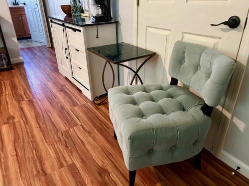 Una sala de estar con una silla y una mesa. en Private Studio in Hakalau, Hawaii, en Hakalau