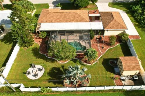 una vista sul soffitto di una casa con cortile di Port Charlotte Oasis House and Bunkhouse Pool, Hot Tub, RV Boat space a Port Charlotte