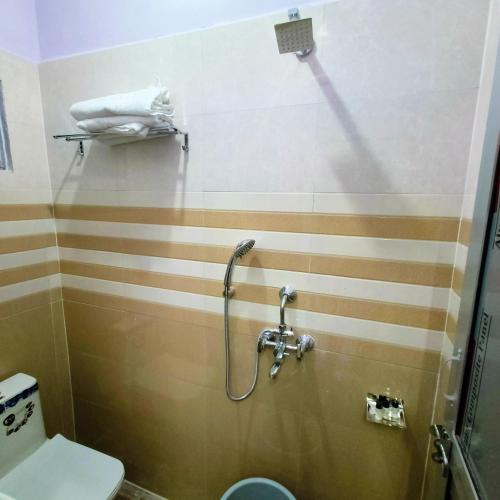 Un baño con ducha y WC. en SR Elite Stays, en Jaipur
