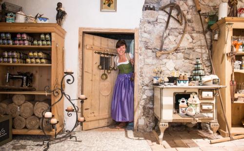 Eine Frau steht in einer Tür in einem Zimmer in der Unterkunft Salzhaus in Hallstatt