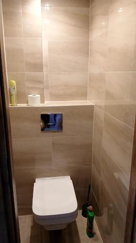 a small bathroom with a toilet with a white seat at Apartament 7 Piętro in Bydgoszcz