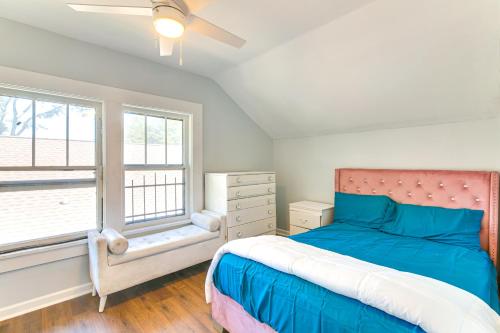 Postel nebo postele na pokoji v ubytování Midtown Home Near BBQ and Overton Park!